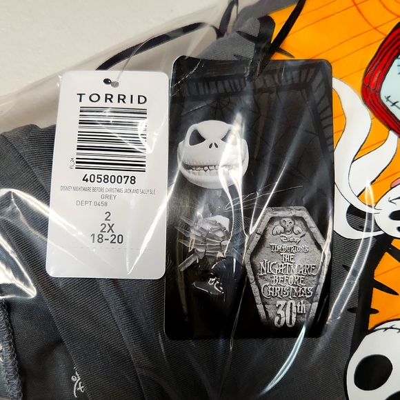 ❤️NWT VINTAGE TORRID TEE - NIGHTMARE BEFORE CHRISTMAS JACK & SALLY SUPER SOFT - Picture 5 of 13